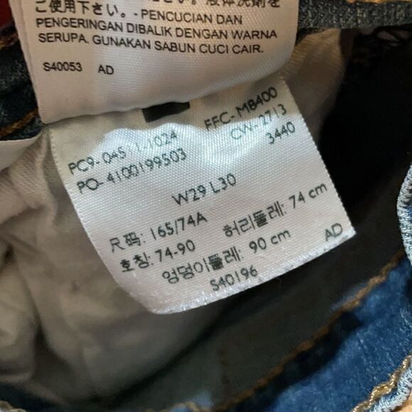 Levi’s woman’s medium wash cut off Jean shorts | size 29 - Picture 6 of 6